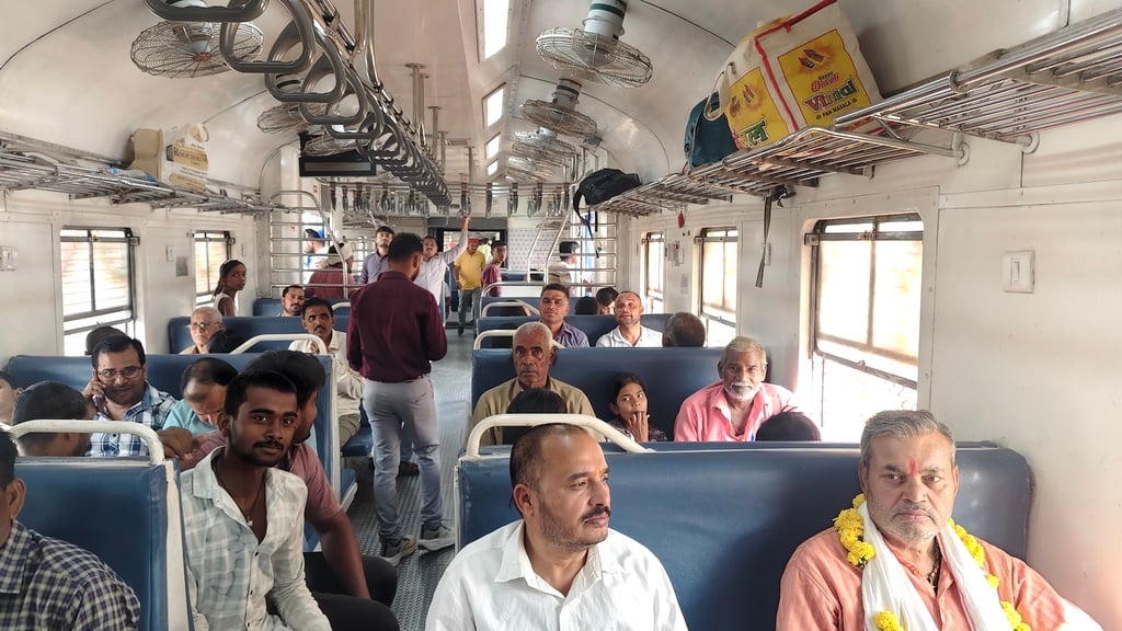चुरहट में पहुंची ट्रेन,अब लोगों को मिली मेमू ट्रेन की सौगात