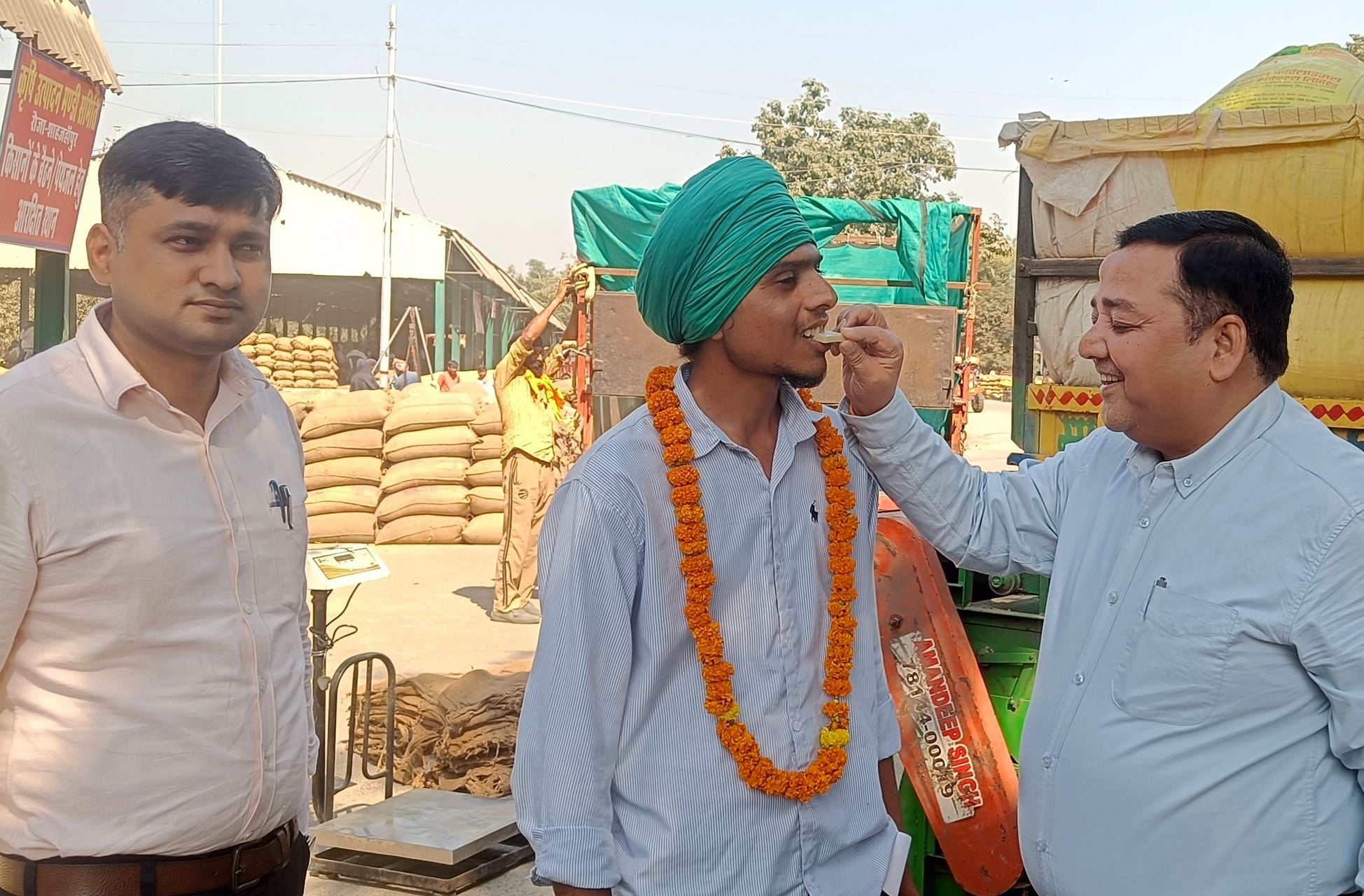 रोजा मंडी परिसर में ट्राॅलियों के कारण लगा जाम। संवाद  