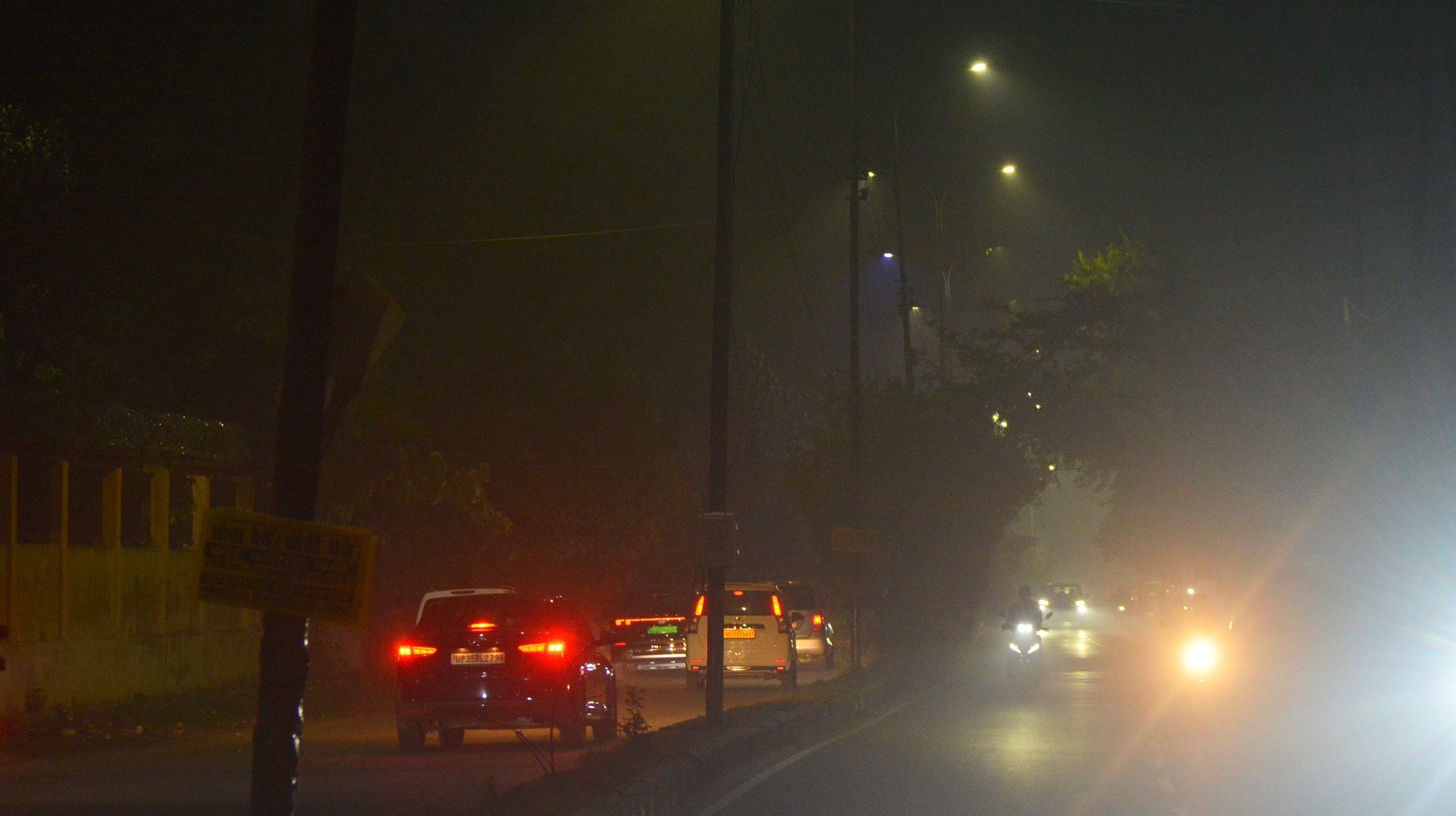 राजधानी में शुक्रवार शाम धुंध छाई रही। 