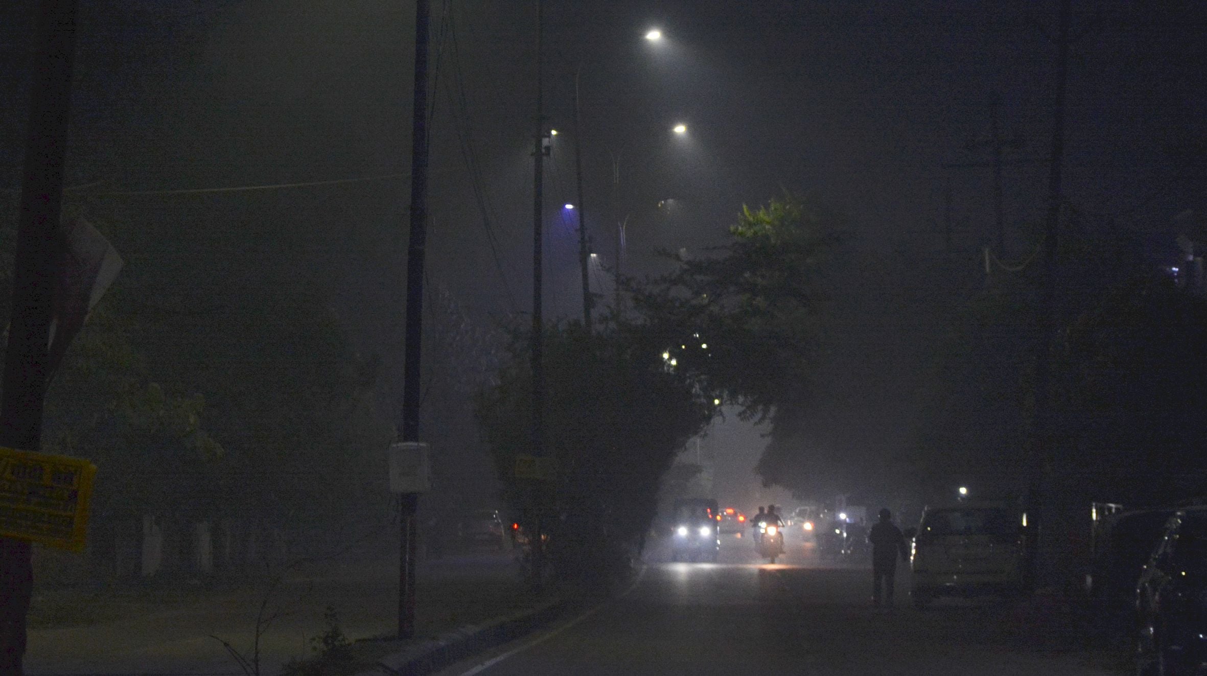 राजधानी में शुक्रवार शाम धुंध छाई रही। 