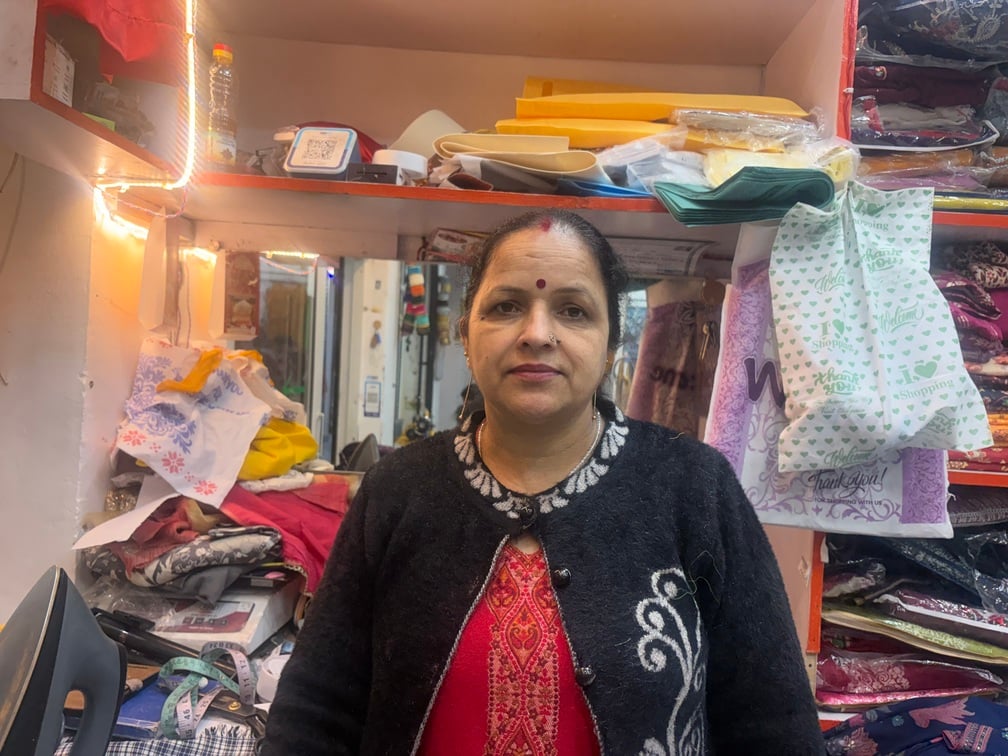 सोलन शहर के अपर बाज़ार में चूड़ियों की ख़रीदारी करती महिलाएँ। संवाद