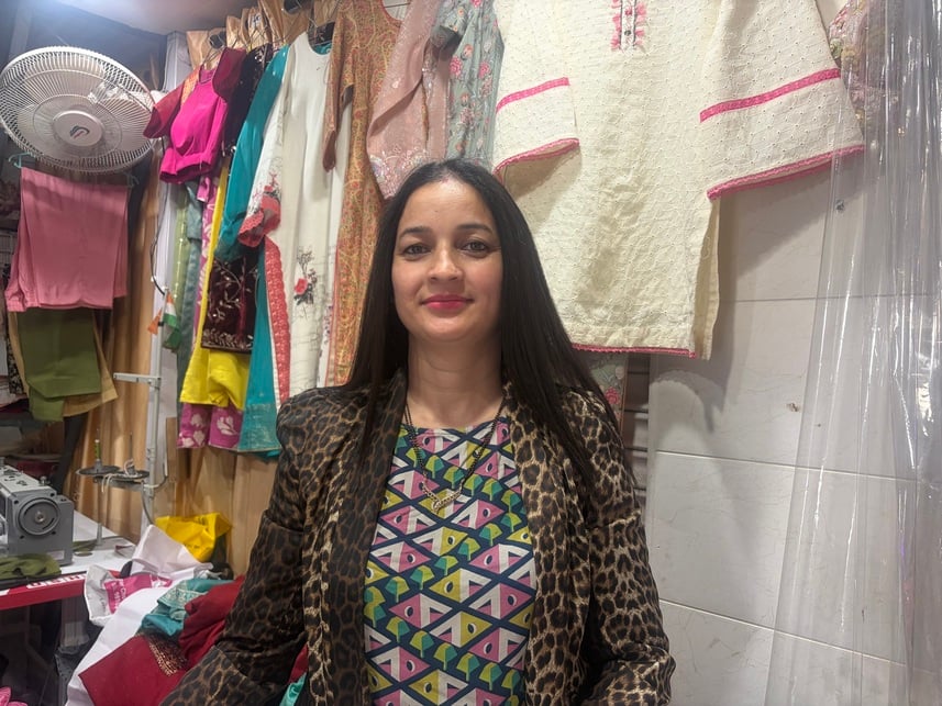 सोलन शहर के अपर बाज़ार में चूड़ियों की ख़रीदारी करती महिलाएँ। संवाद