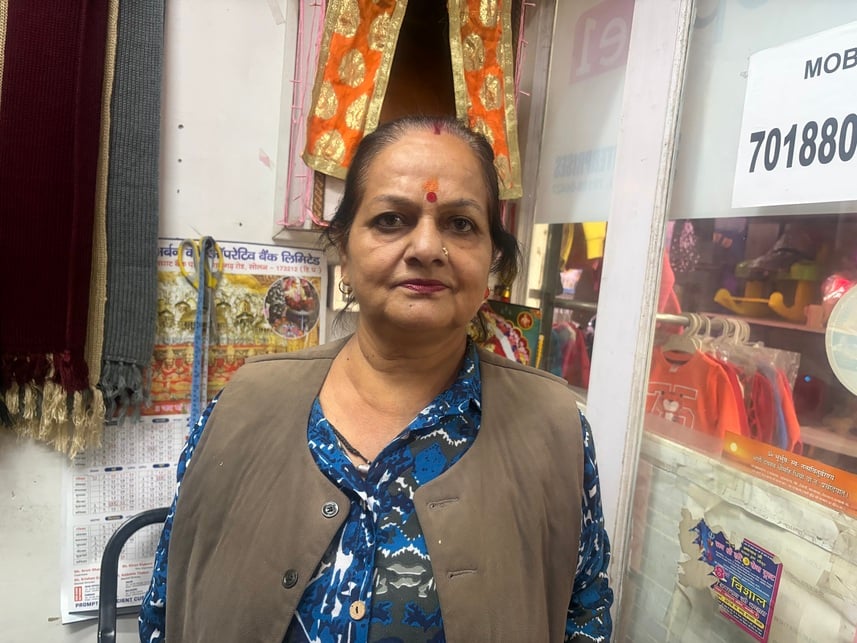 सोलन शहर के अपर बाज़ार में चूड़ियों की ख़रीदारी करती महिलाएँ। संवाद