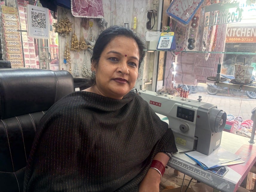 सोलन शहर के अपर बाज़ार में चूड़ियों की ख़रीदारी करती महिलाएँ। संवाद