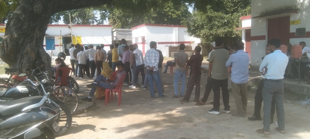 स्नातक बूथ पर गहमागहमी, शिक्षक सीट पर रहा सन्नाटा।