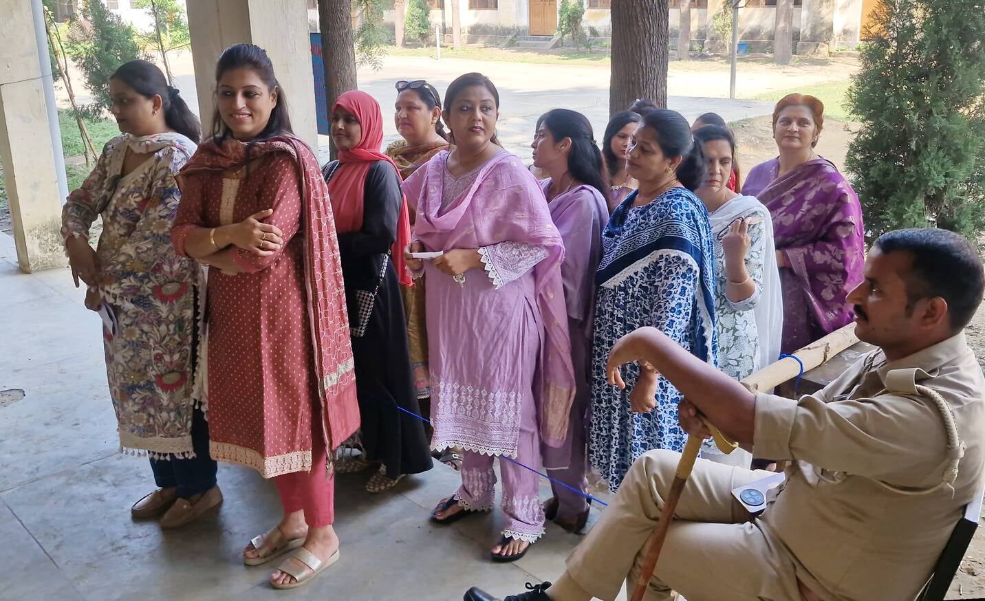 सरसावा के मतदान केंद्र पर लाइन में लगे मतदाता। संवाद सरसावा के मतदान केंद्र पर लाइन में लगे मतदाता। संवाद