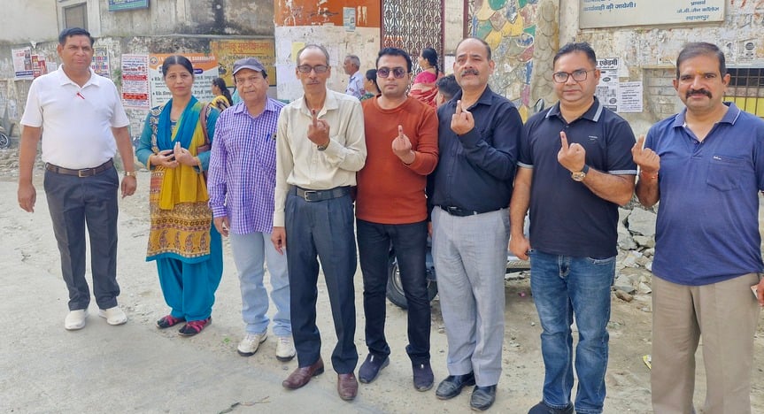 सरसावा के मतदान केंद्र पर लाइन में लगे मतदाता। संवाद सरसावा के मतदान केंद्र पर लाइन में लगे मतदाता। संवाद