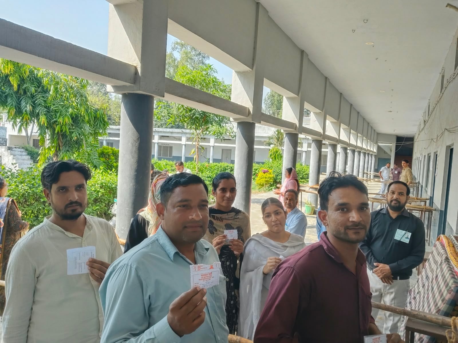 सरसावा के मतदान केंद्र पर लाइन में लगे मतदाता। संवाद सरसावा के मतदान केंद्र पर लाइन में लगे मतदाता। संवाद