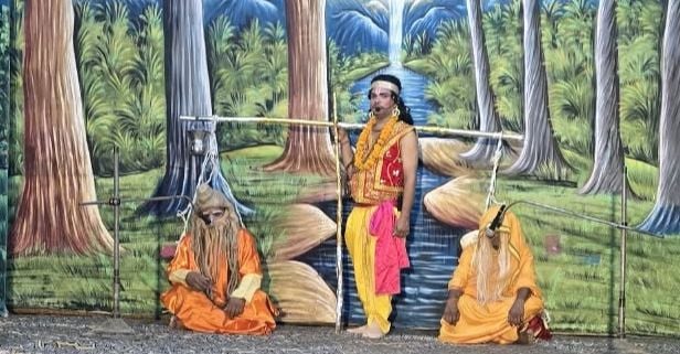 सिसईया में आयोजित रामलीला में मंचन करते कलाकार। स्रोत आयोजक सिसईया में आयोजित रामलीला में मंचन करते कलाकार। स्रोत आयोजक
