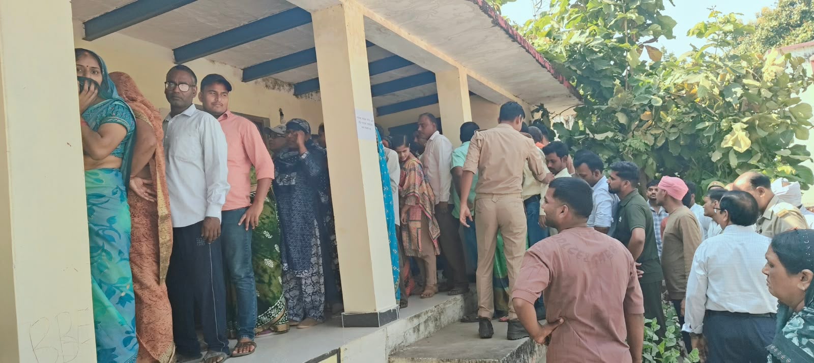 सदर तहसील के पास बने बूथ में मतदाता सूची में मतदाता के नाम की जांच करते कार्यकर्ता, संवाद