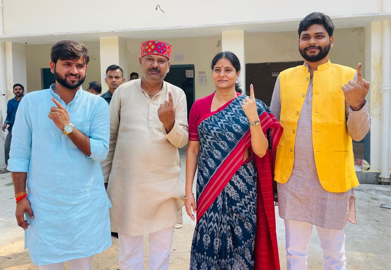 सदर तहसील के पास बने बूथ में मतदाता सूची में मतदाता के नाम की जांच करते कार्यकर्ता, संवाद