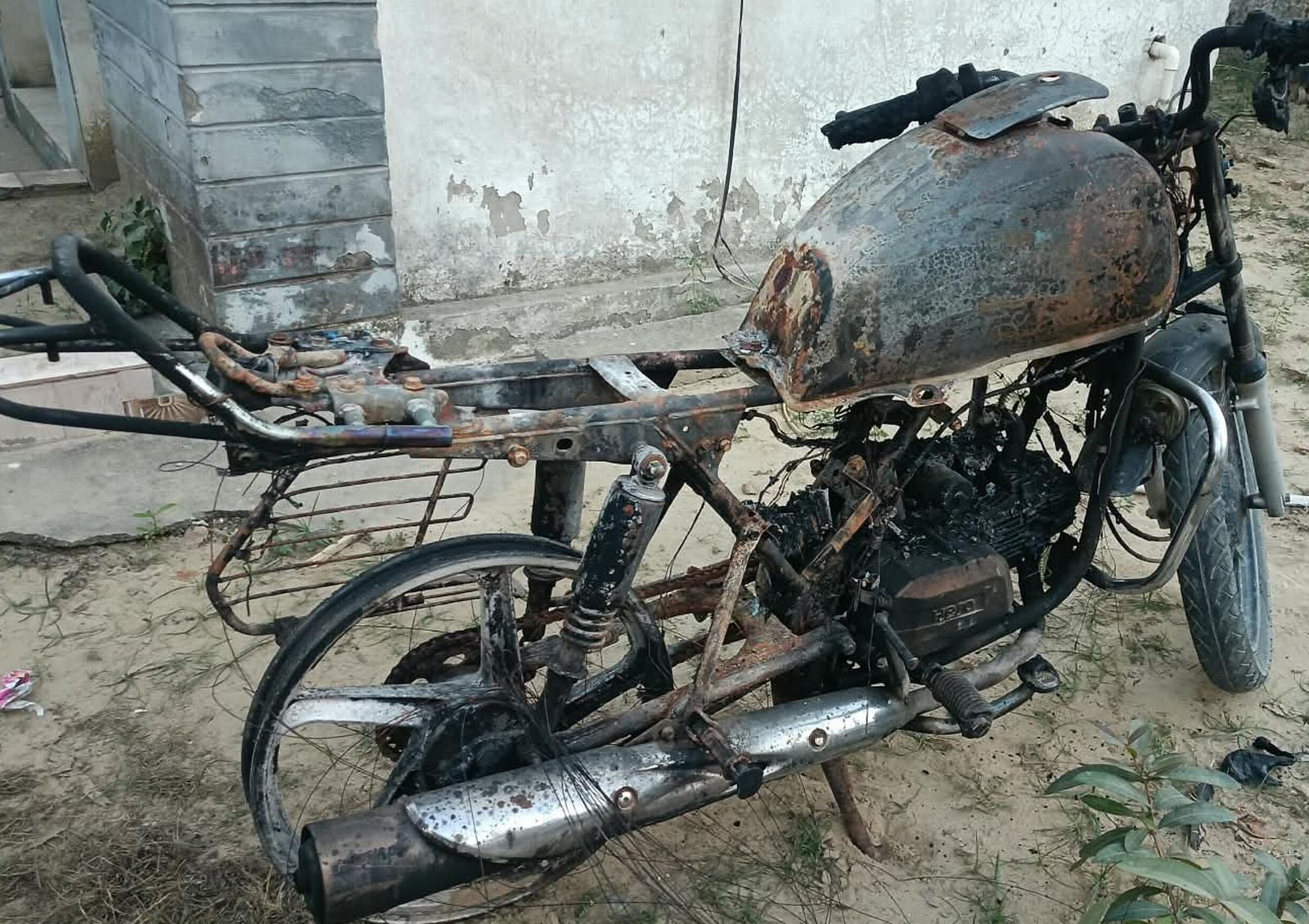 सड़क पर पड़ी जली हुई स्कूटी। संवाद सड़क पर पड़ी जली हुई स्कूटी। संवाद