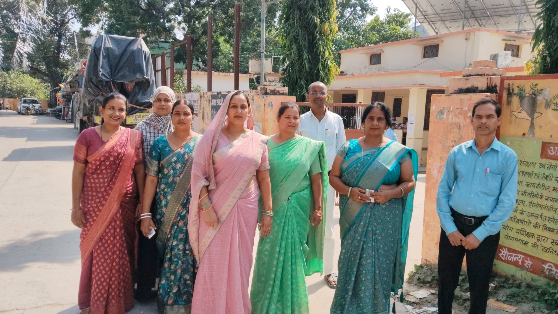 सॉऊघाट मतदान केंद्र से वोट देकर बाहर निकले मतदाता। संवाद