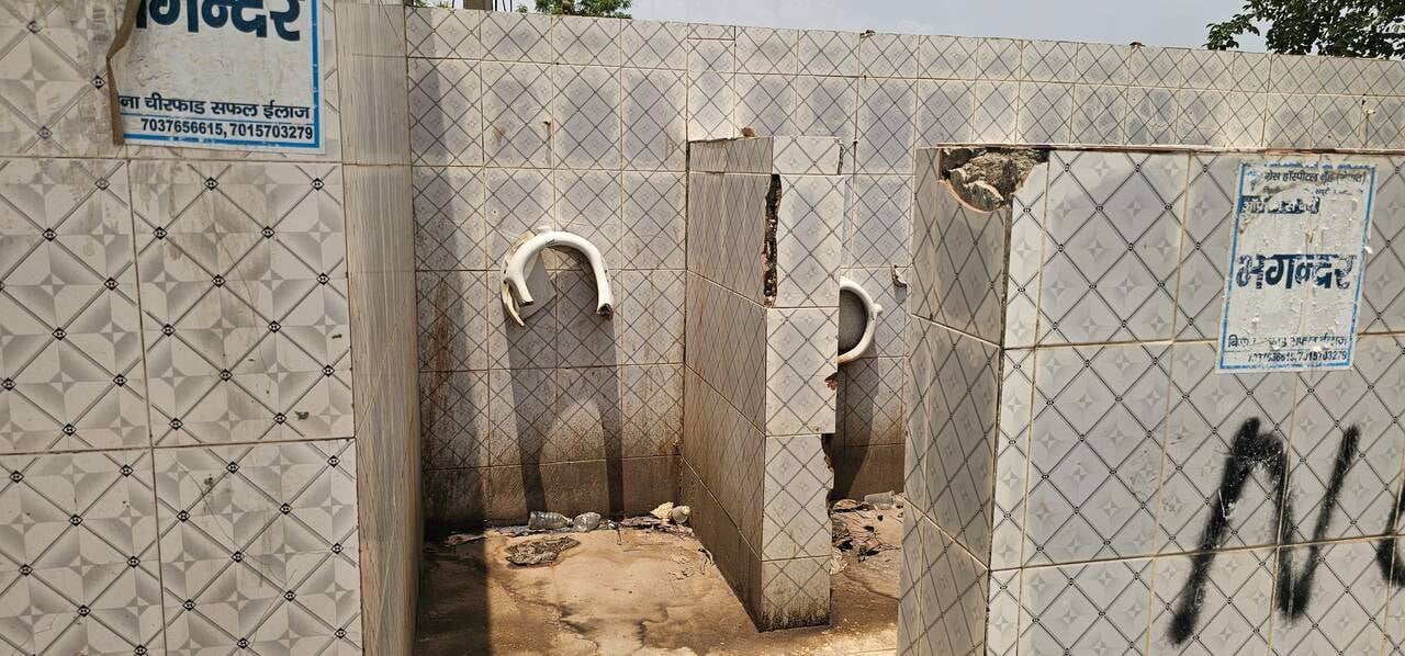 शौचालयों पर लगे ताले।