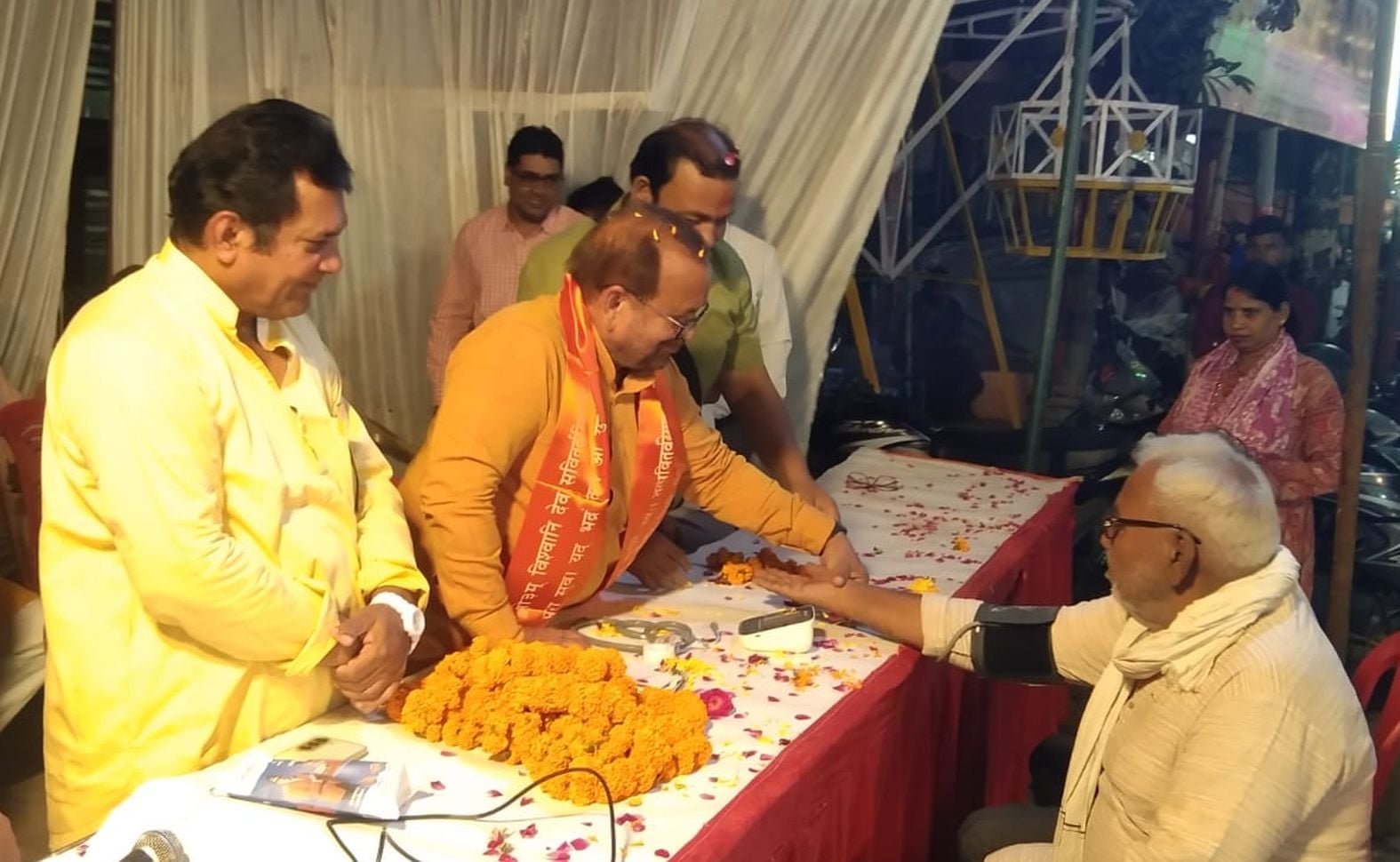 शहर के पंडाल में माता रानी का दर्शन करते श्रद्धालु। संवाद शहर के पंडाल में माता रानी का दर्शन करते श्रद्धालु। संवाद