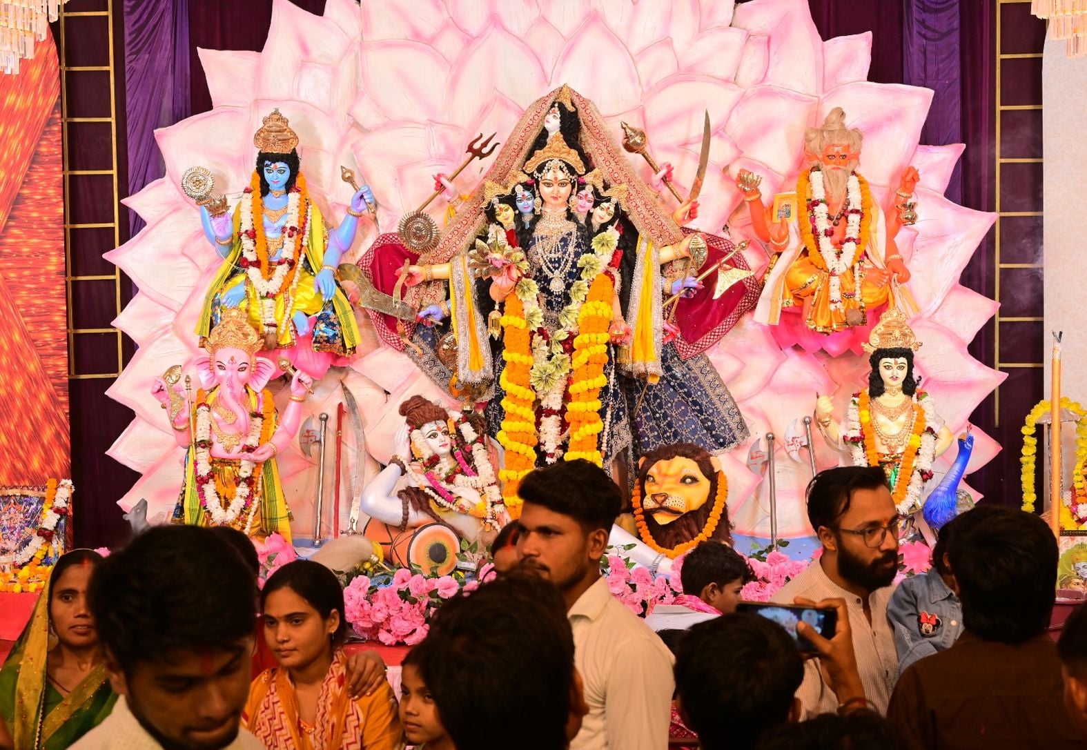 शहर के पंडाल में माता रानी का दर्शन करते श्रद्धालु। संवाद शहर के पंडाल में माता रानी का दर्शन करते श्रद्धालु। संवाद