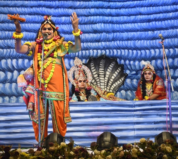 शहर में अलग-अलग जगहों पर रामलीला का मंचन करते कलाकार