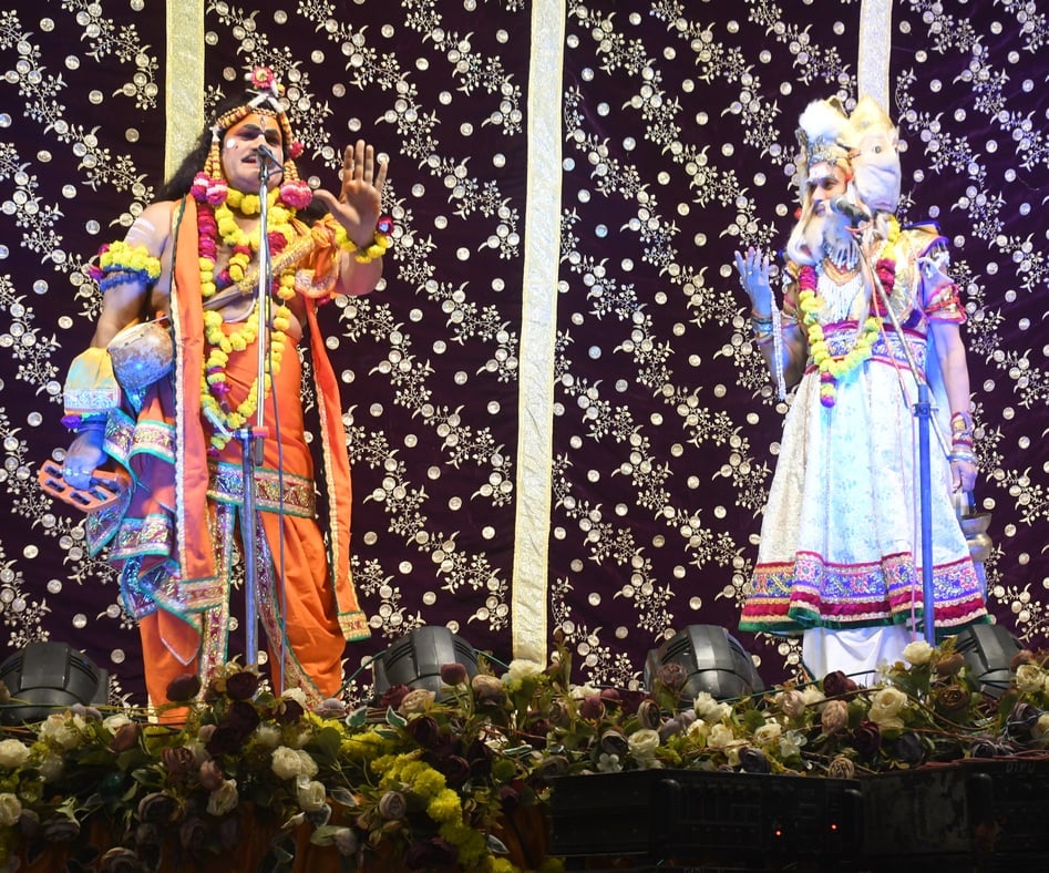 शहर में अलग-अलग जगहों पर रामलीला का मंचन करते कलाकार