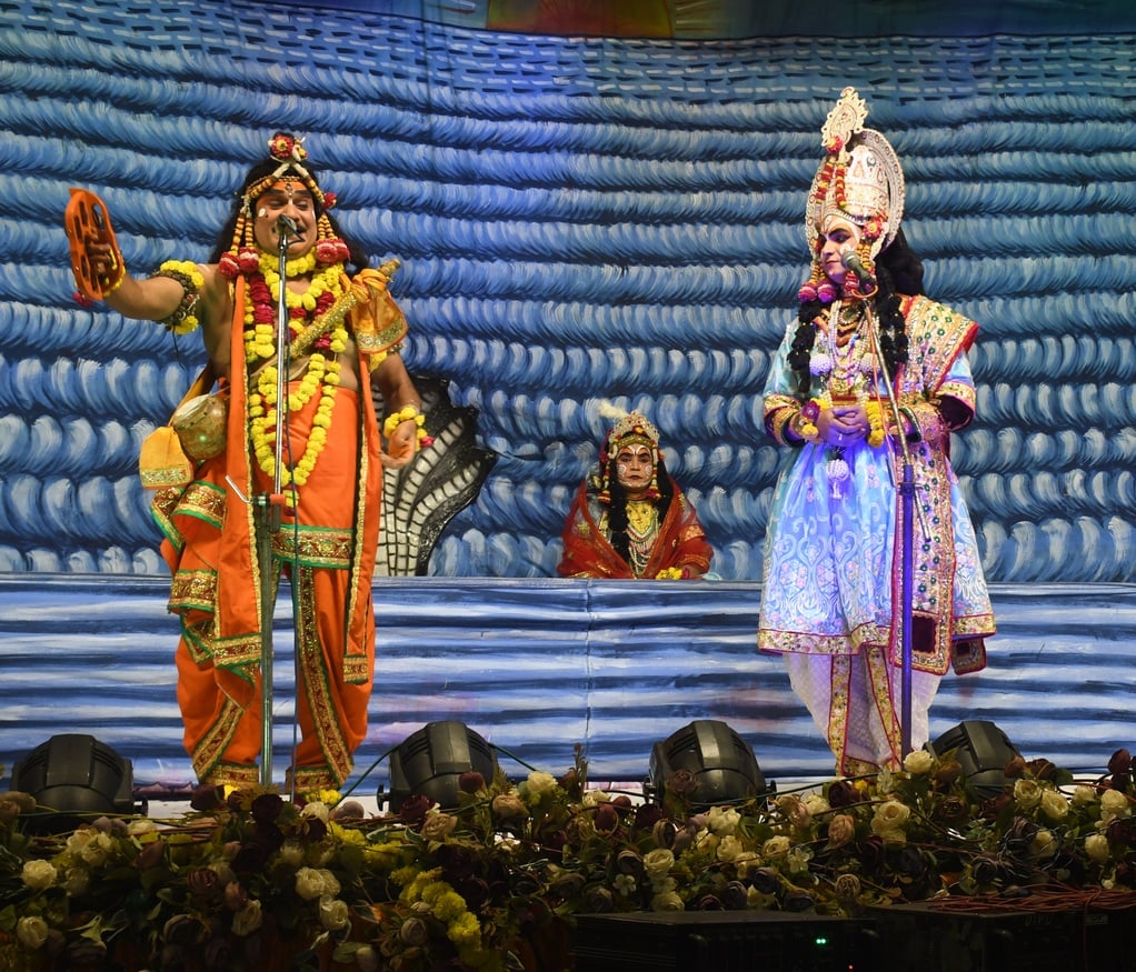 शहर में अलग-अलग जगहों पर रामलीला का मंचन करते कलाकार