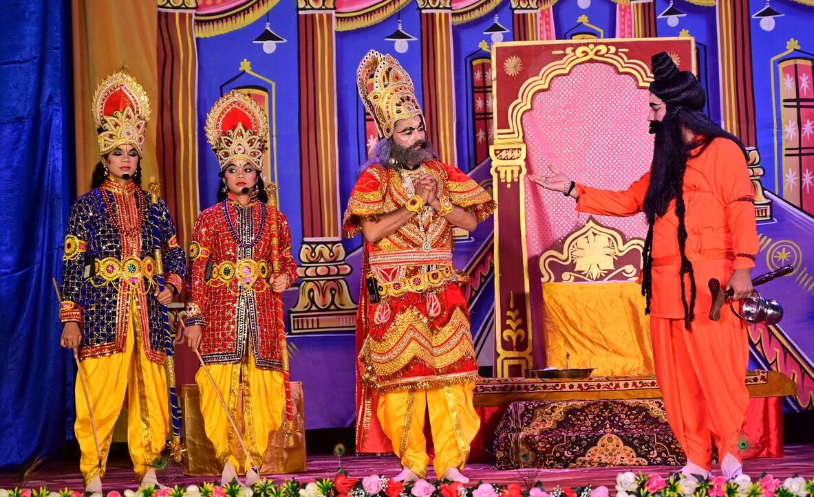 शहर में अलग-अलग जगहों पर रामलीला का मंचन करते कलाकार