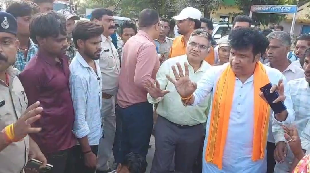 प्रदर्शन कर रहे लोगों को समझाइश देते अधिकारी और जनप्रतिनिधि