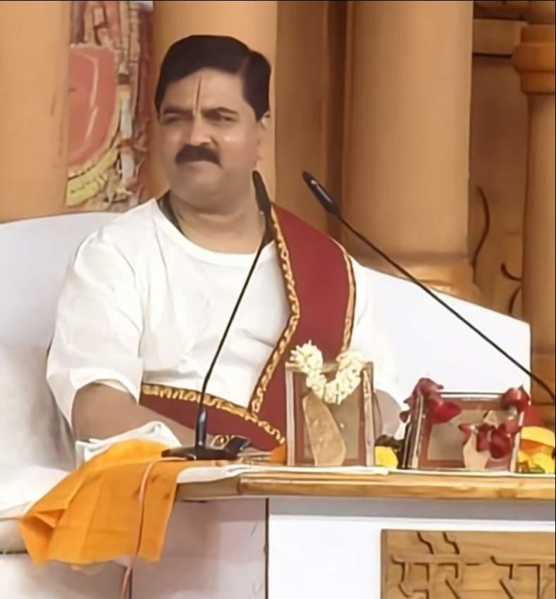 धानापुर में कथा सुनते लोग। स्रोत:-जागरूक पाठक धानापुर में कथा सुनते लोग। स्रोत:-जागरूक पाठक