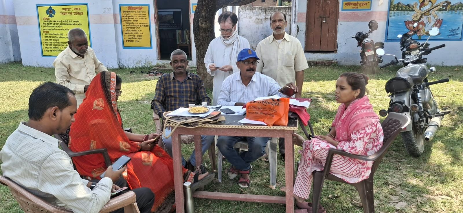 विशेष शिविर में फॉर्म जमा करते बीएलओ। संवाद