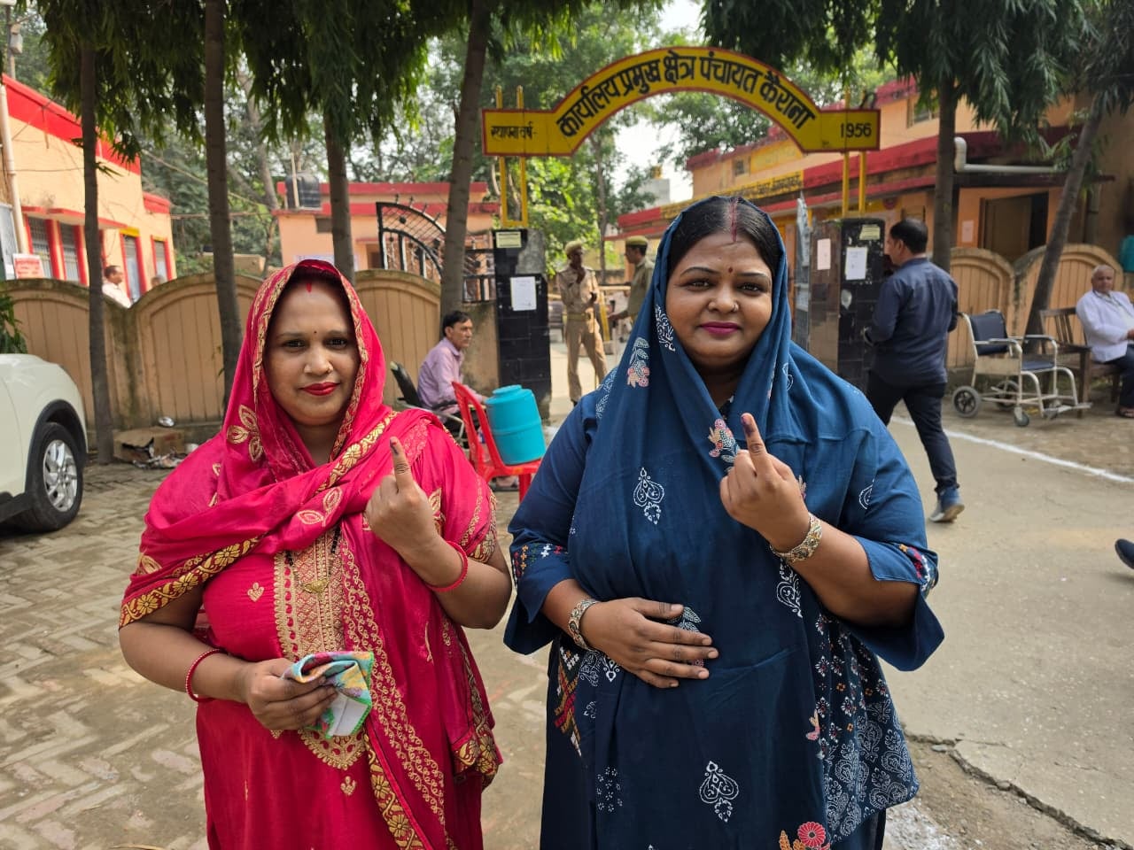 वीवी इंटर कॉलेज में मतदान के लिए लाइन में खड़े मतदाता। संवाद वीवी इंटर कॉलेज में मतदान के लिए लाइन में खड़े मतदाता। संवाद