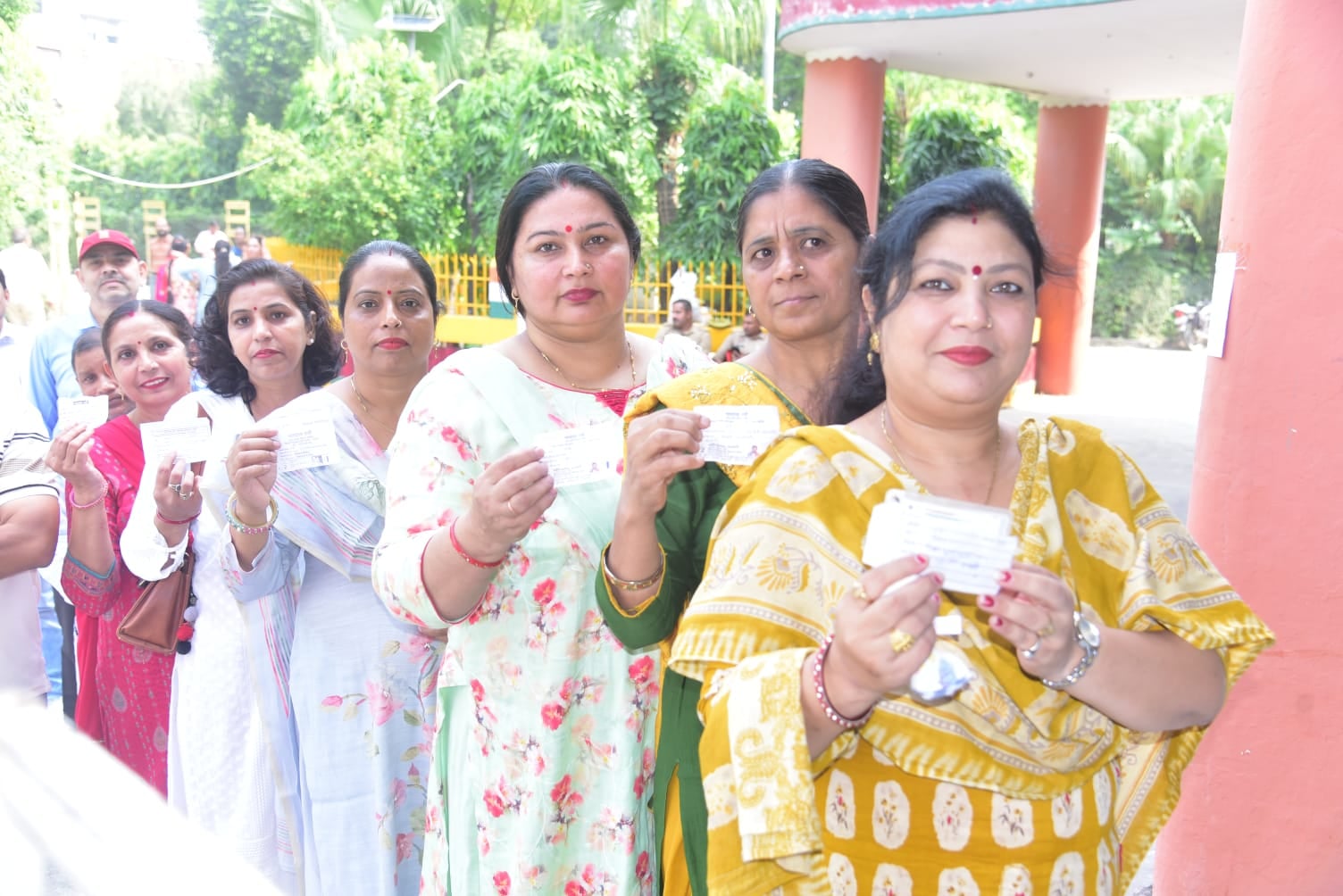 वीवी इंटर कॉलेज में मतदान के लिए लाइन में खड़े मतदाता। संवाद वीवी इंटर कॉलेज में मतदान के लिए लाइन में खड़े मतदाता। संवाद