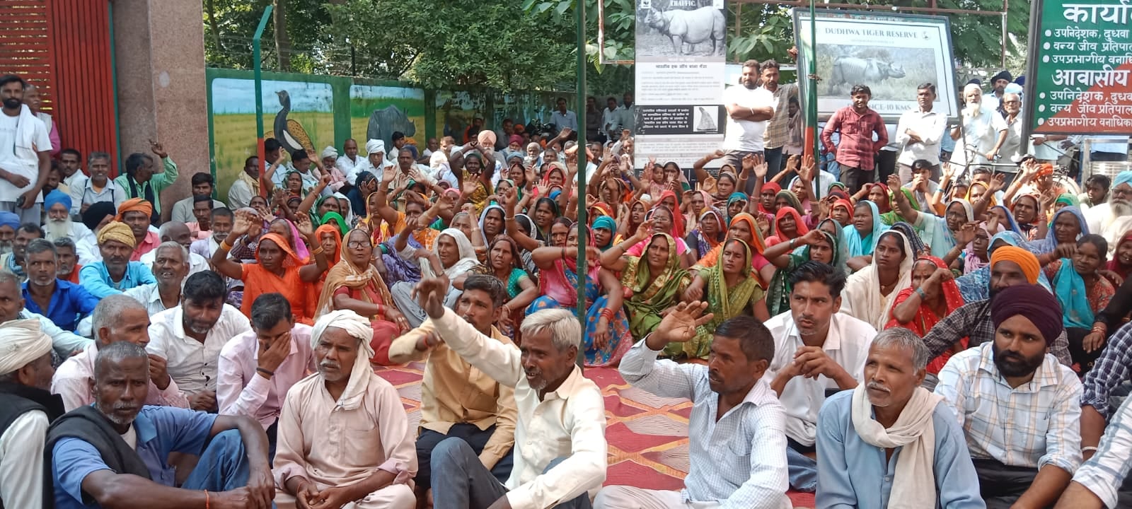 आंदोलित किसानों से वार्ता करते एसडीएम और दुधवा वार्डन। संवाद आंदोलित किसानों से वार्ता करते एसडीएम और दुधवा वार्डन। संवाद