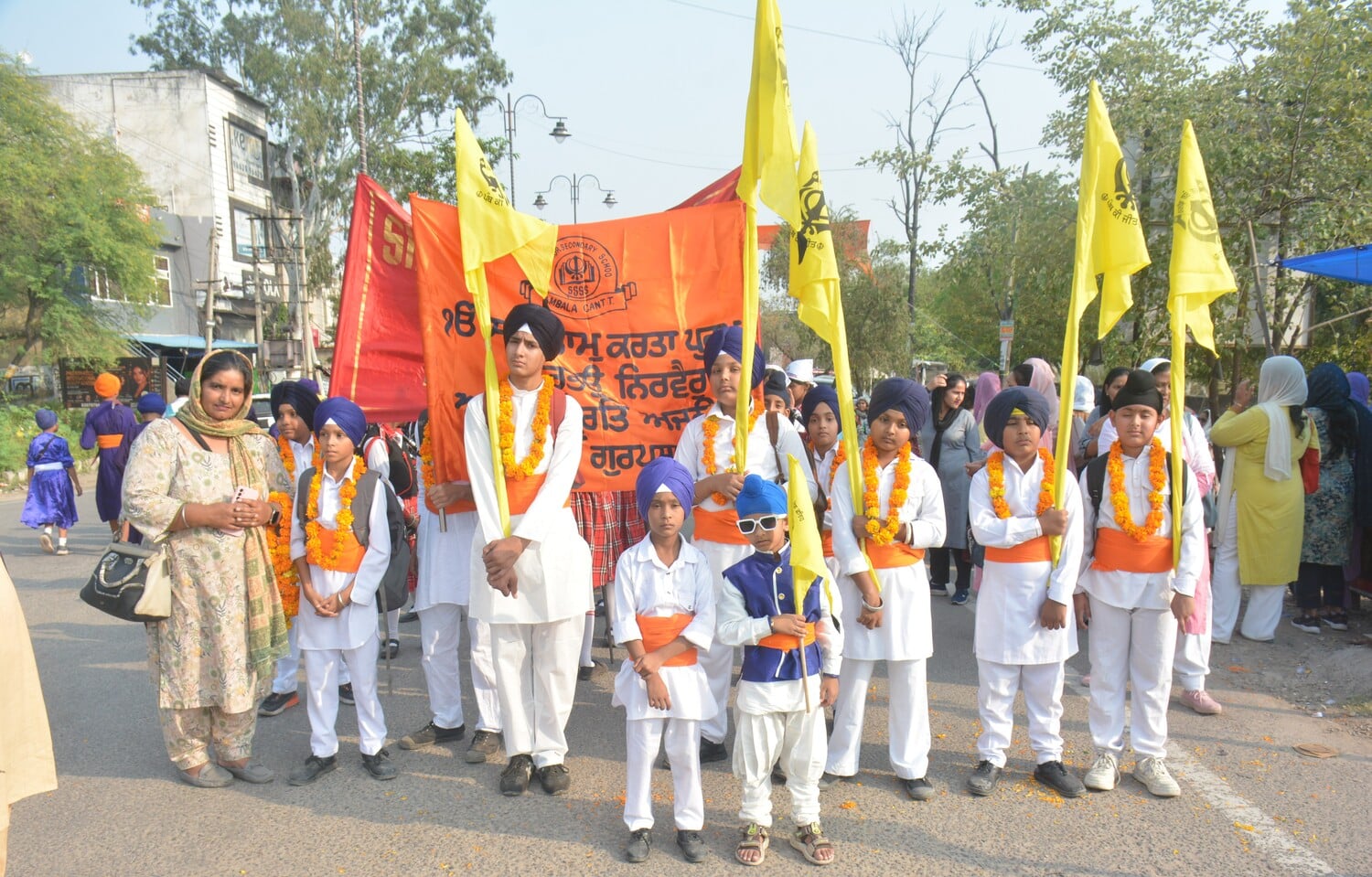 अंबाला छावनी के बाजारों में निकाले गए नगर कीर्तन की अगुवाई करते पंज प्यारे। संवाद