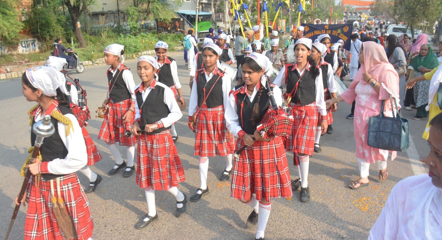 अंबाला छावनी के बाजारों में निकाले गए नगर कीर्तन की अगुवाई करते पंज प्यारे। संवाद
