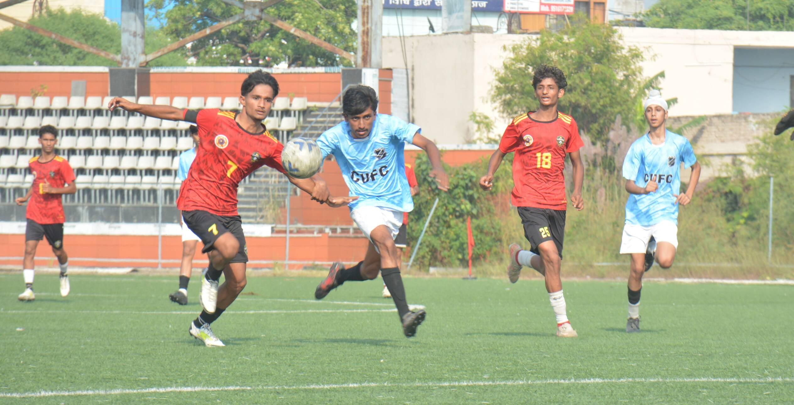 अंबाला छावनी के वार हीरोज मेमोरियल स्टेडियम में नमो भारत फुटबॉल लीग में भिड़ते खिलाड़ी। संवा अंबाला छावनी के वार हीरोज मेमोरियल स्टेडियम में नमो भारत फुटबॉल लीग में भिड़ते खिलाड़ी। संवा