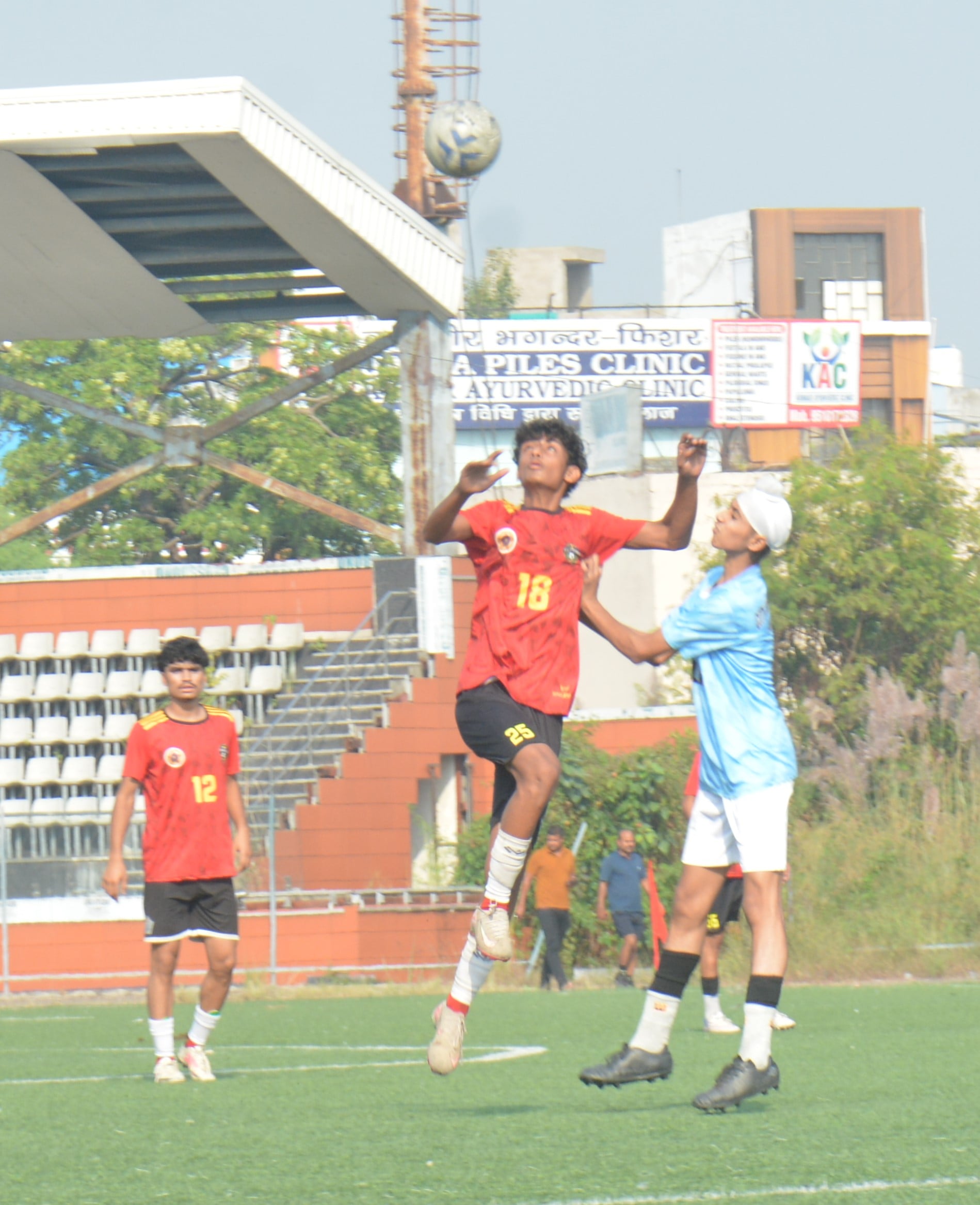 अंबाला छावनी के वार हीरोज मेमोरियल स्टेडियम में नमो भारत फुटबॉल लीग में भिड़ते खिलाड़ी। संवा अंबाला छावनी के वार हीरोज मेमोरियल स्टेडियम में नमो भारत फुटबॉल लीग में भिड़ते खिलाड़ी। संवा