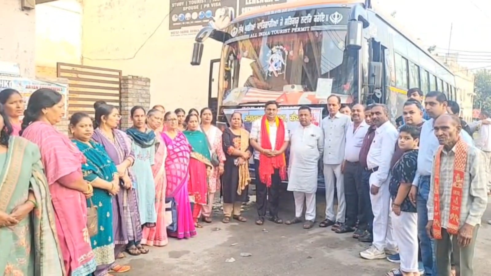 अग्रोहा धाम के लिए बस को रवाना करते अग्रवाल युवा सभा के प्रधान अशोक गोयल व अन्य। विज्ञप्ति