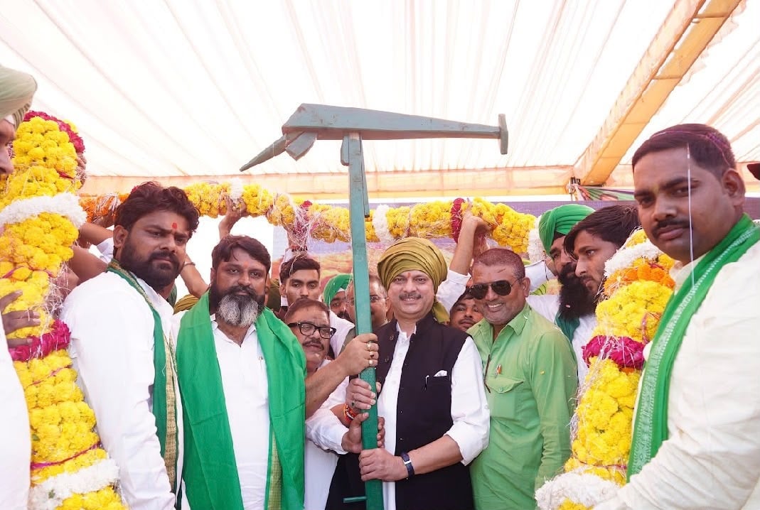 भारतीय किसान क्रांति यूनियन की महापंचायत में मौजूद किसान व मंच पर विधायक राजेश्वर सिंह का किया 