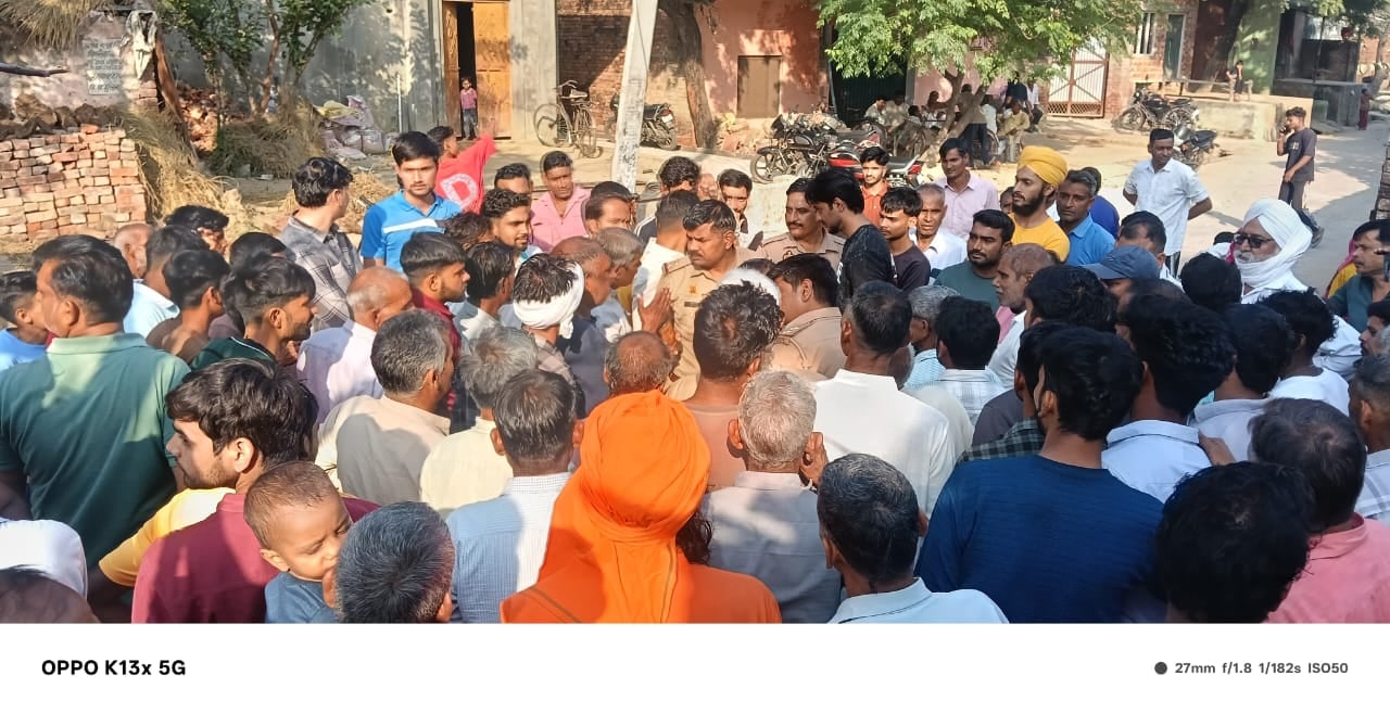 बहसूमा। ग्राम प्रधान गुरु वचन के आवास पर हुई ग्रामीणों की भीड़ का फोटो प्रधान संवाद बहसूमा। ग्राम प्रधान गुरु वचन के आवास पर हुई ग्रामीणों की भीड़ का फोटो प्रधान संवाद