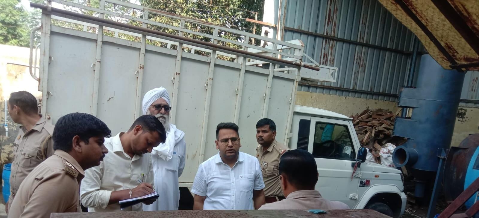 बहसूमा। ग्राम प्रधान गुरु वचन के आवास पर हुई ग्रामीणों की भीड़ का फोटो प्रधान संवाद बहसूमा। ग्राम प्रधान गुरु वचन के आवास पर हुई ग्रामीणों की भीड़ का फोटो प्रधान संवाद