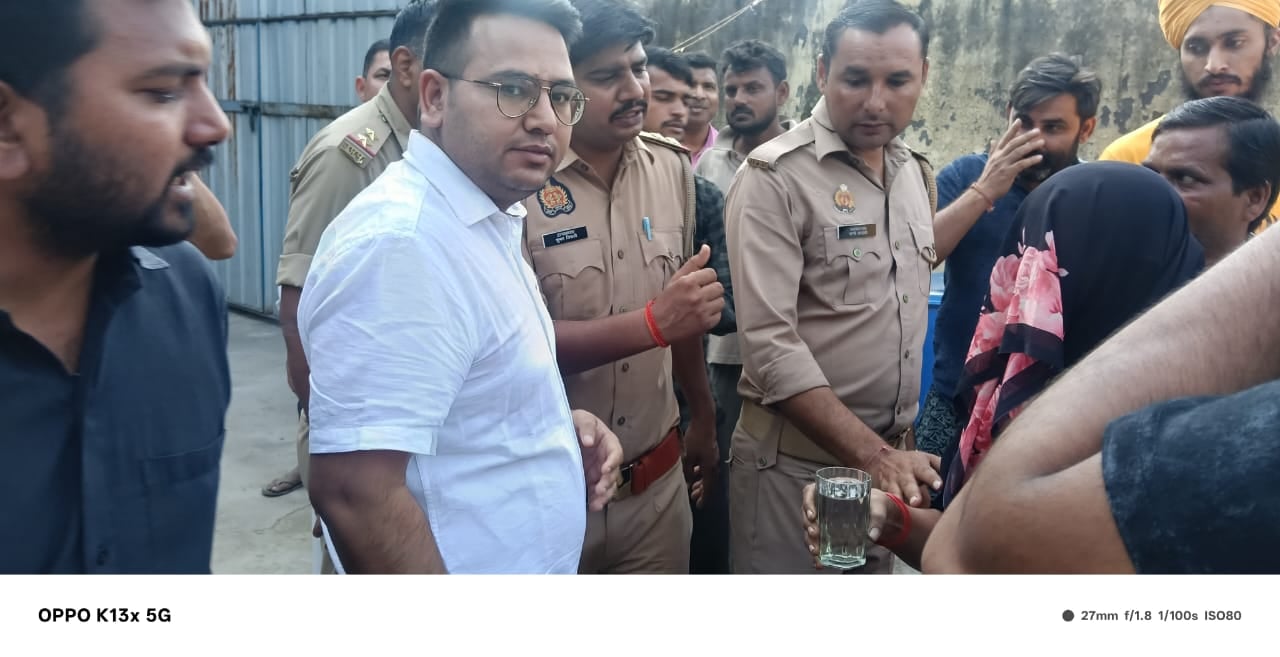 बहसूमा। ग्राम प्रधान गुरु वचन के आवास पर हुई ग्रामीणों की भीड़ का फोटो प्रधान संवाद बहसूमा। ग्राम प्रधान गुरु वचन के आवास पर हुई ग्रामीणों की भीड़ का फोटो प्रधान संवाद