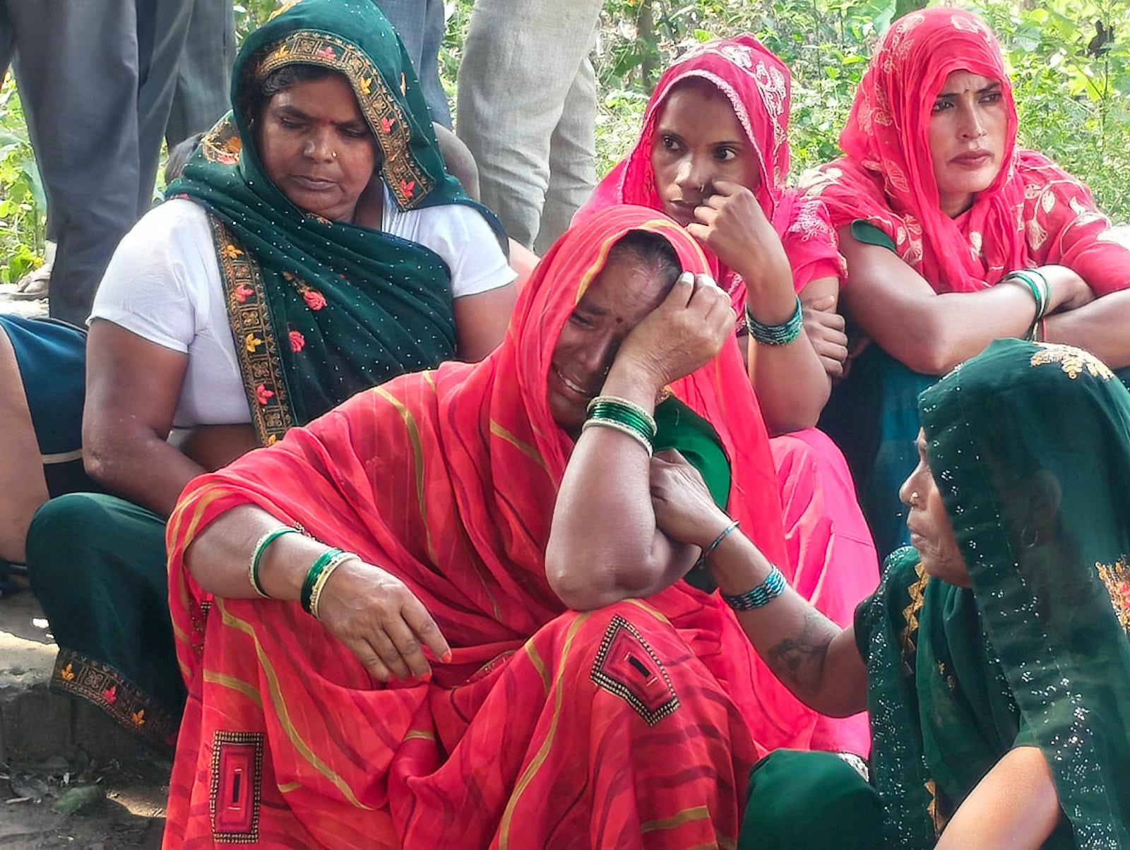 बेटे राम अवतार की हत्या के बाद बहू मंजू के पास बैठी मां उर्मिला। संवाद