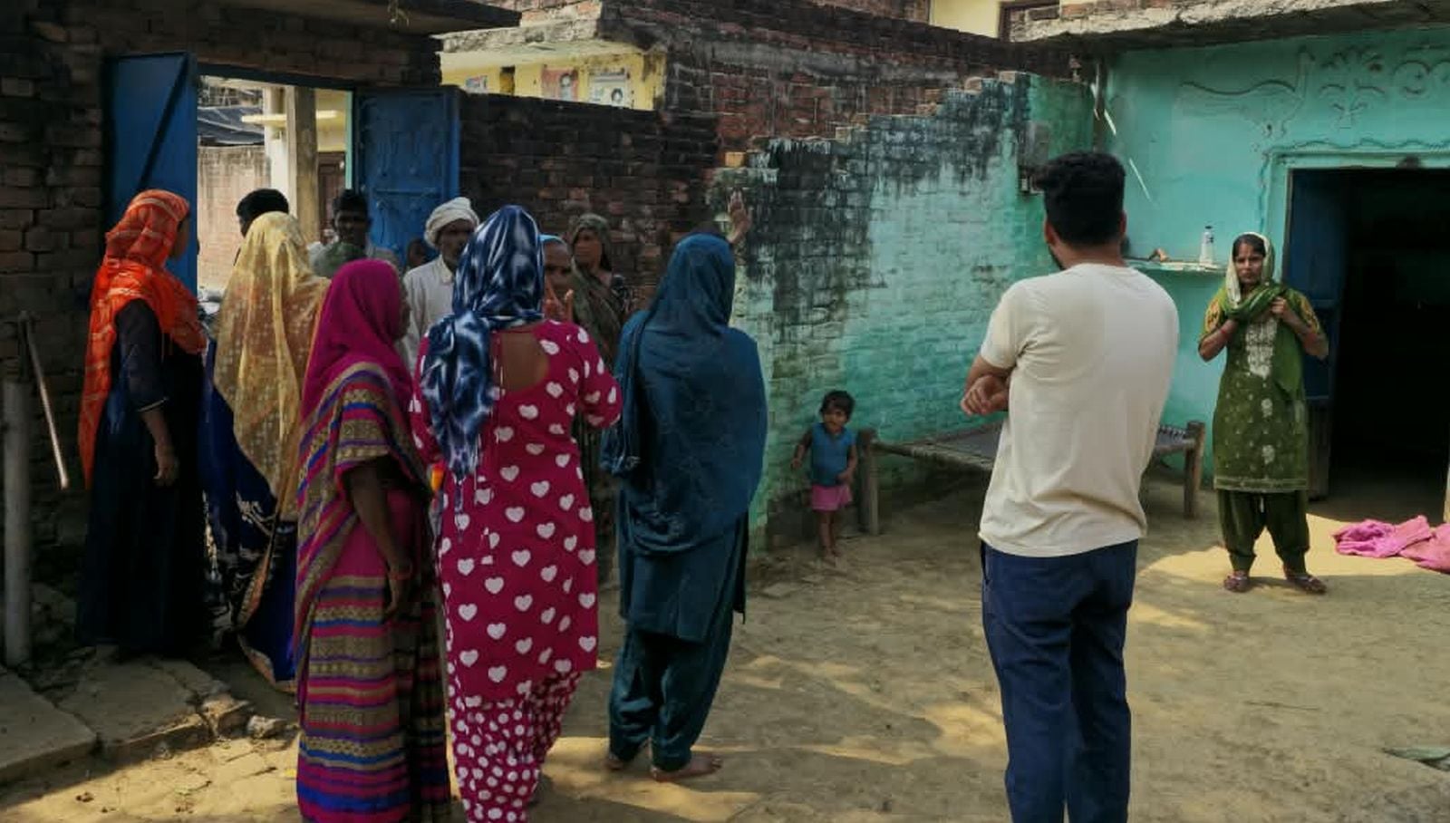 बेटे राम अवतार की हत्या के बाद बहू मंजू के पास बैठी मां उर्मिला। संवाद