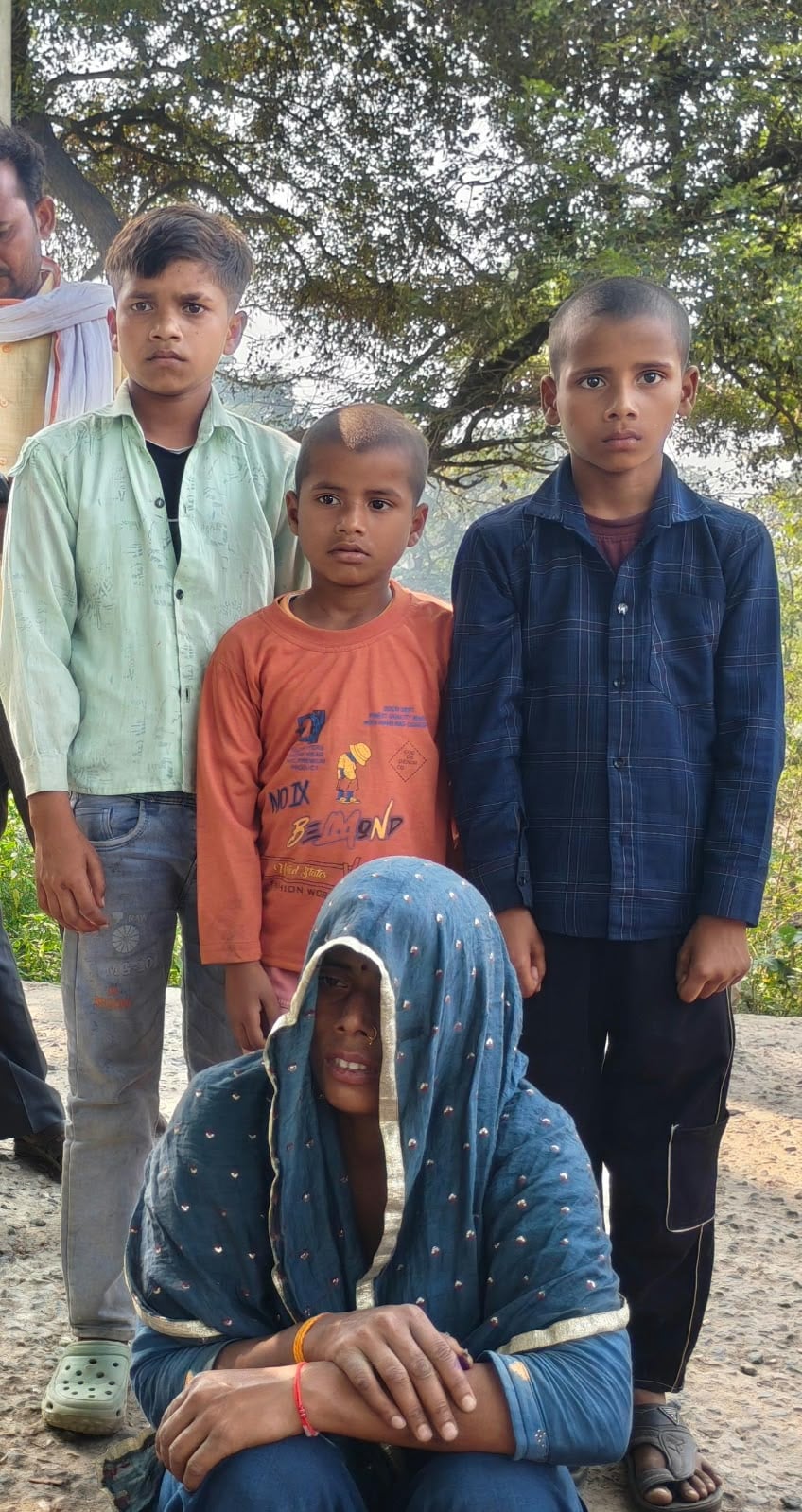 बेटे राम अवतार की हत्या के बाद बहू मंजू के पास बैठी मां उर्मिला। संवाद