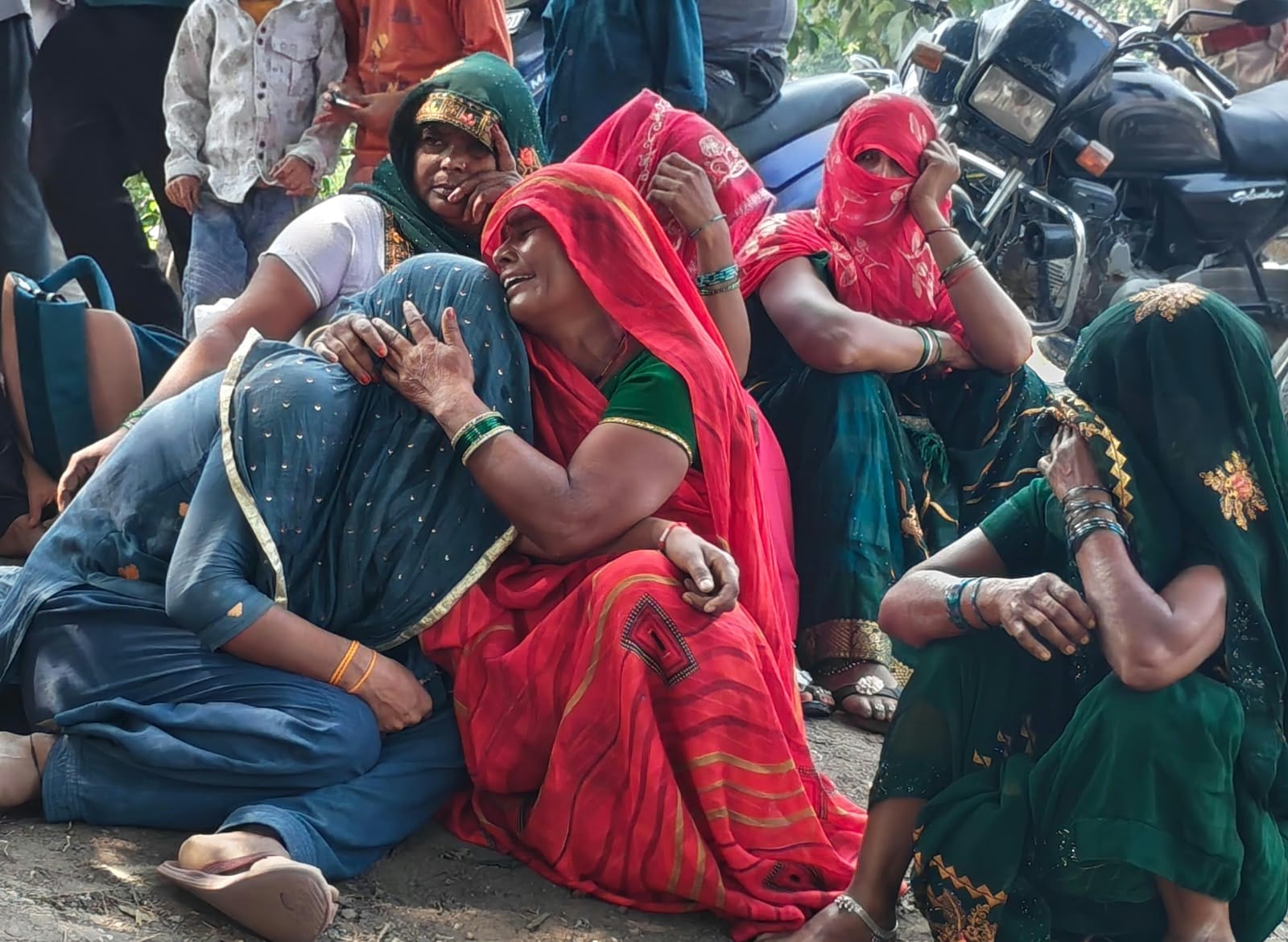 बेटे राम अवतार की हत्या के बाद बहू मंजू के पास बैठी मां उर्मिला। संवाद