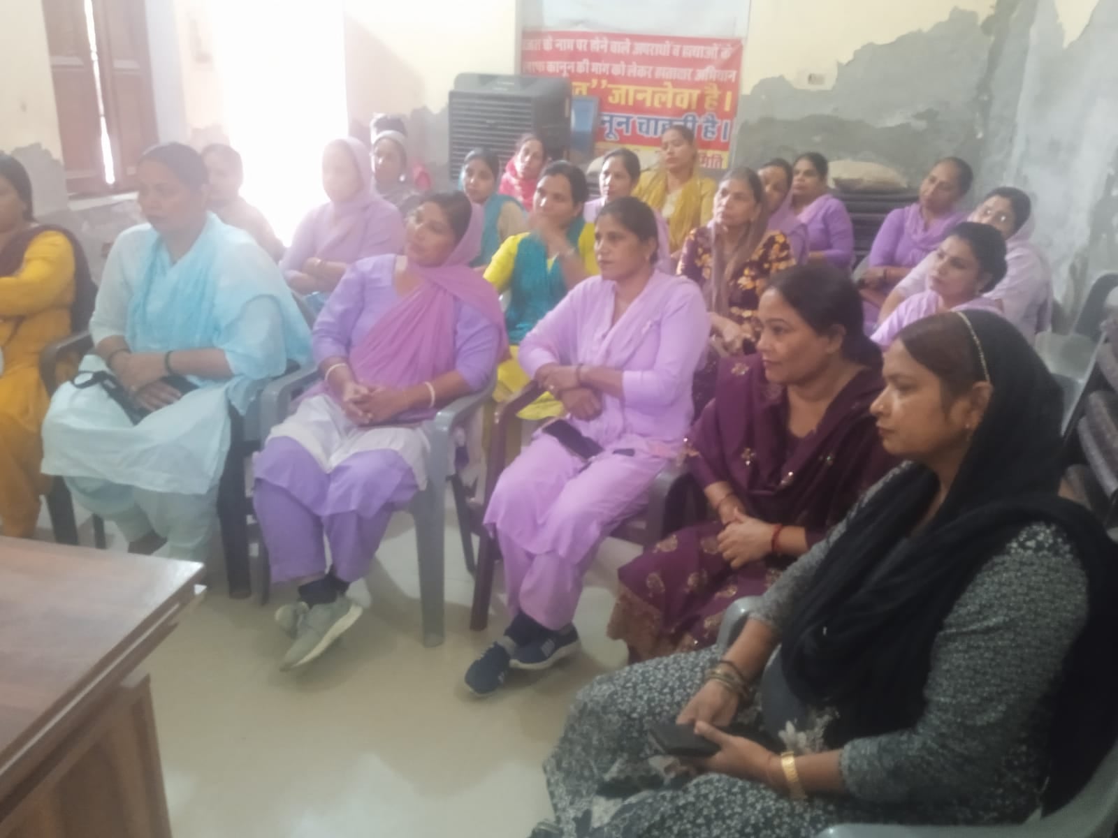 बैठक में हिस्सा लेते हुए मजदूर। विज्ञप्ति बैठक में हिस्सा लेते हुए मजदूर। विज्ञप्ति