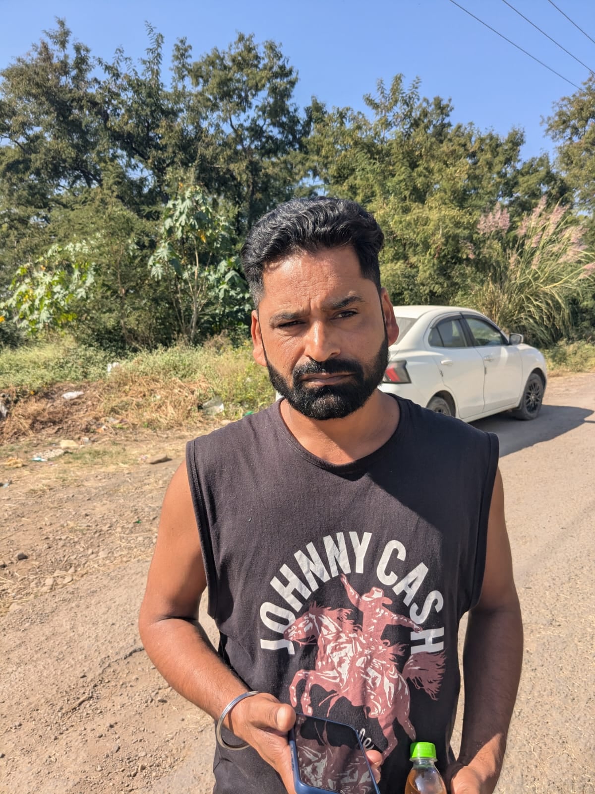 बद्दी के हाऊसिंग बोर्ड कालोनी के फेज पांच की उखड़ी सड़क- संवाद।