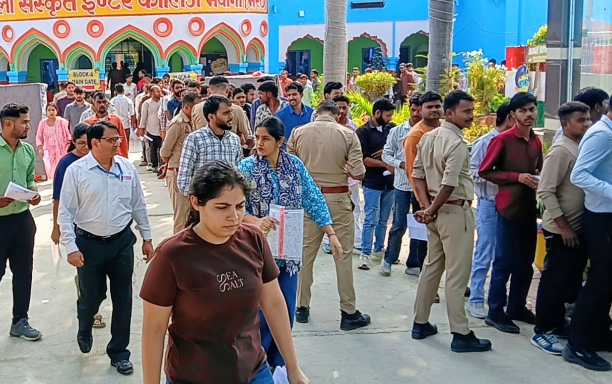 ए एस इंटर कॉलेज में परीक्षा देकर बाहर निकलते परीक्षार्थी स्रोत संवाद