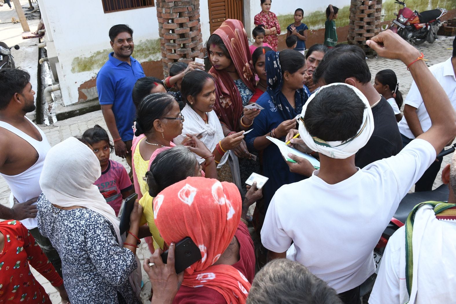 फैजुल्लागंज में राशन ले जाते लोग व राशन न मिलने पर हंगामा करते स्थानीय लोग। फैजुल्लागंज में राशन ले जाते लोग व राशन न मिलने पर हंगामा करते स्थानीय लोग।