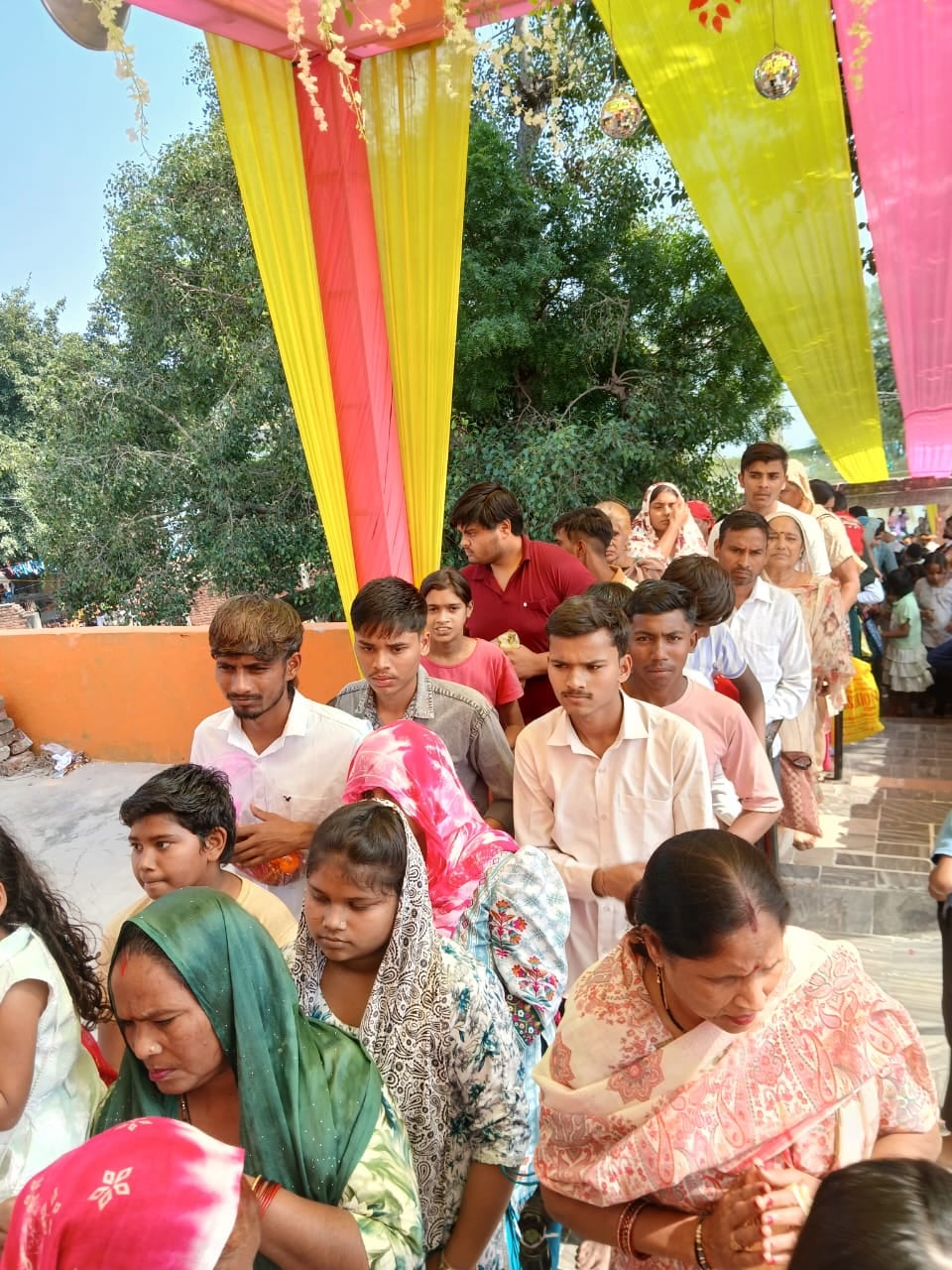 फलावदा में श्री दुर्गा शाकंभरी मदिर में पूजा अर्चना करते श्रद्धालु स्रोत संवाद फलावदा में श्री दुर्गा शाकंभरी मदिर में पूजा अर्चना करते श्रद्धालु स्रोत संवाद