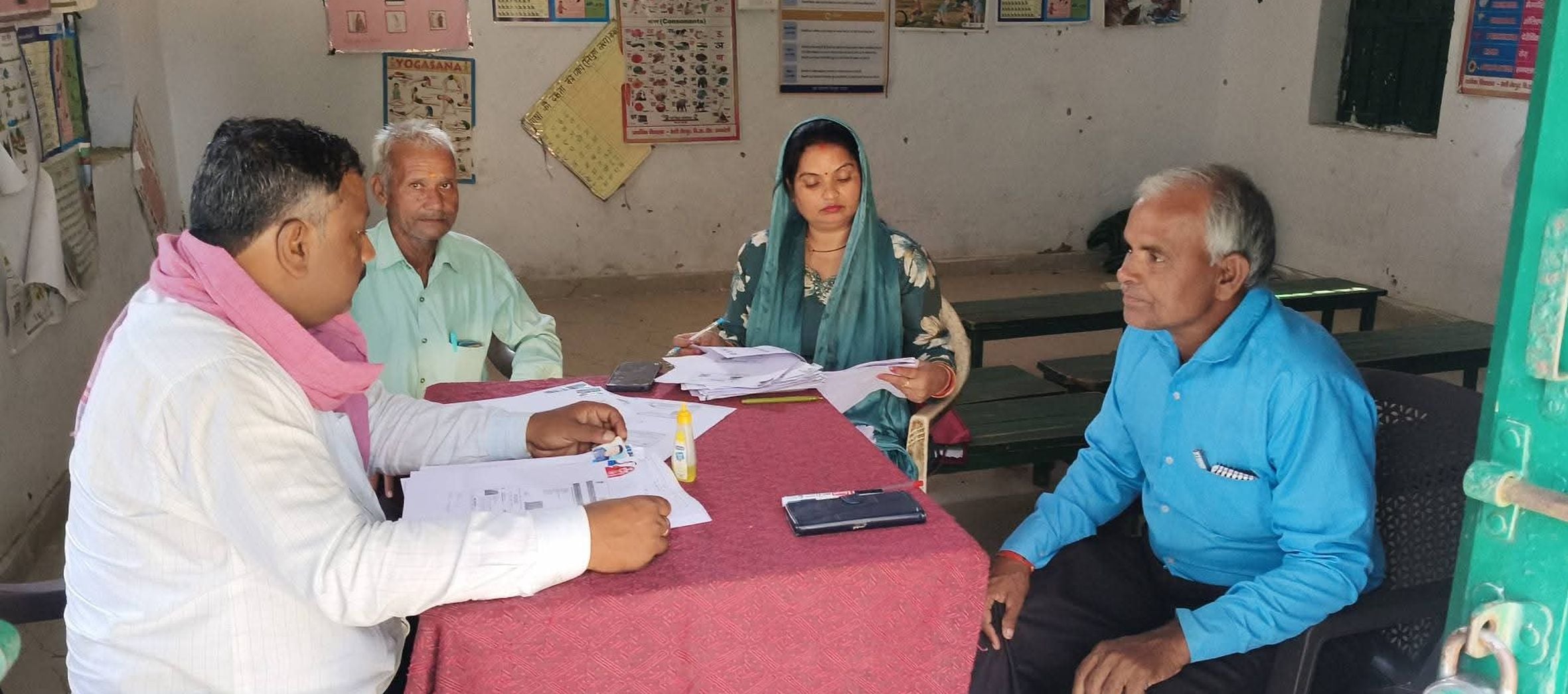 फिरोज गांधी डिग्री कॉलेज में कैंप का निरीक्षण करने के दौरान व्यवस्थाओं की जानकारी लेती लेती डीए