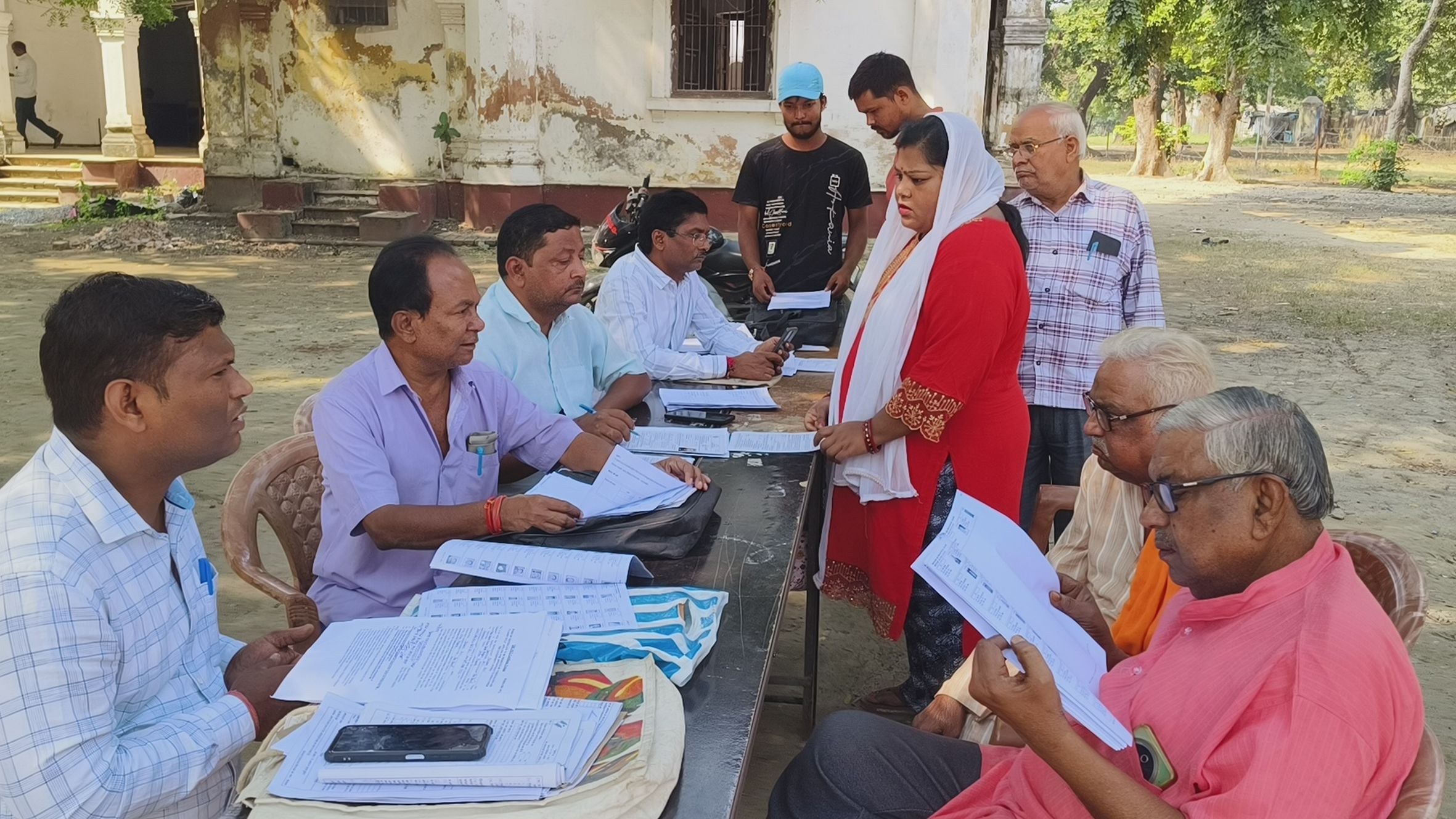 फिरोज गांधी डिग्री कॉलेज में कैंप का निरीक्षण करने के दौरान व्यवस्थाओं की जानकारी लेती लेती डीए
